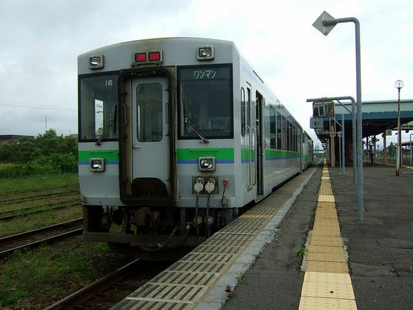長万部駅で出発を待つ小樽行き普通列車