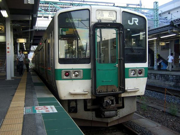 JR米沢駅で発車を待つ福島行き普通列車