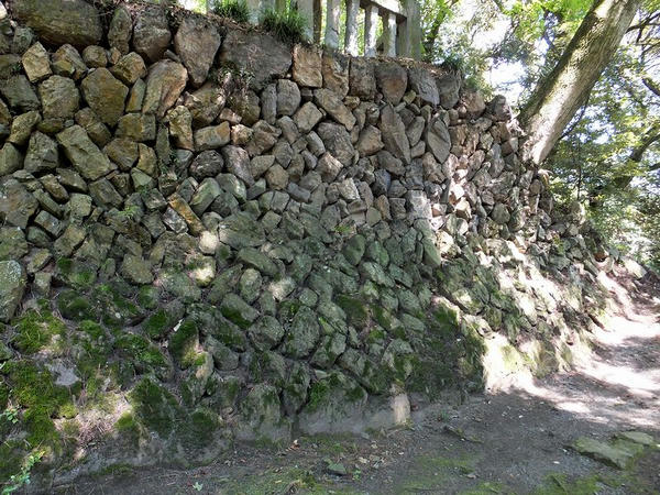 南局と本丸の間の石垣