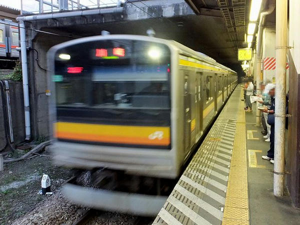 府中本町駅に入線する南武線普通列車