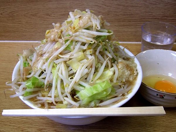 小ラーメン（ニンニク・ヤサイ・アブラ） 600円 ＋ 生たまご 50円