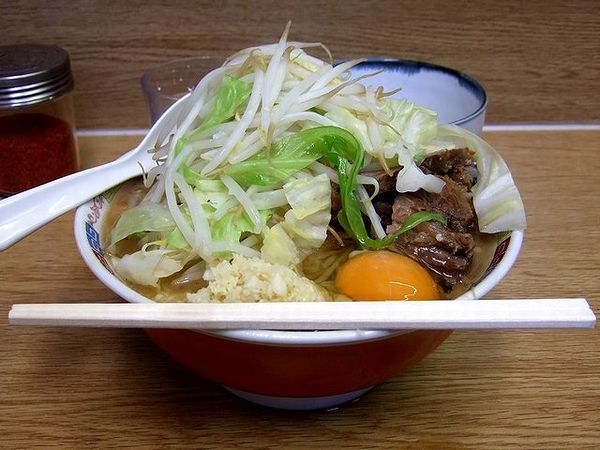 小ラーメン（麺少なめ・ニンニク） 600円 ＋ 生たまご 50円