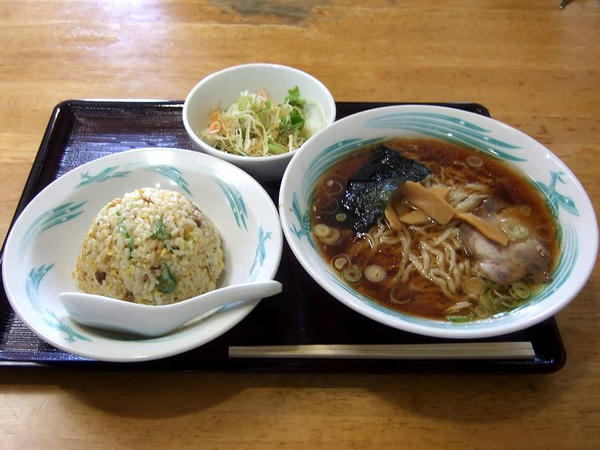 Ａセット（手打ちラーメン・炒飯・さらだ） 850円