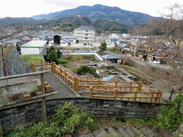 北の菱御門跡から内堀跡を見下ろす