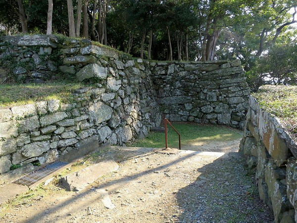 内側から見た西三の丸門跡