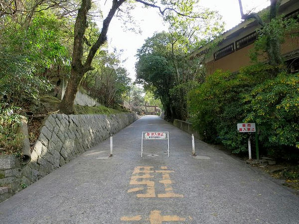 天守方面へと向かう上り坂