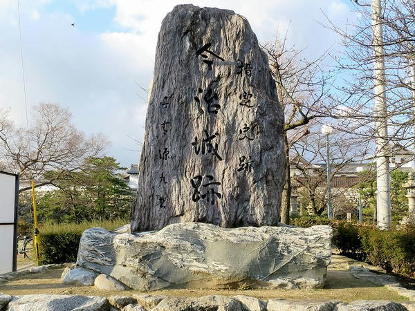 「指定史跡 今治城跡」の石碑