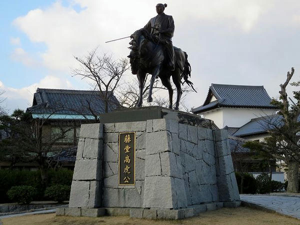 三の丸にある藤堂高虎公像
