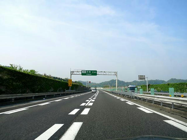 すっかり日が高くなった名神高速