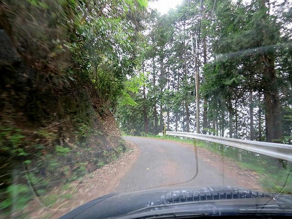 高取山に入ると道幅が狭く
