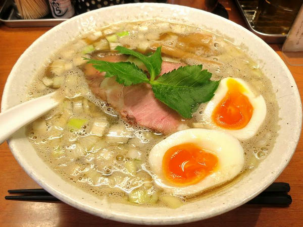 濃口煮干し鶏そば＋半熟玉子 880円