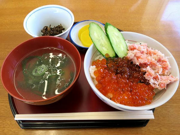 カニ・いくら丼（ハーフサイズ） 1600円