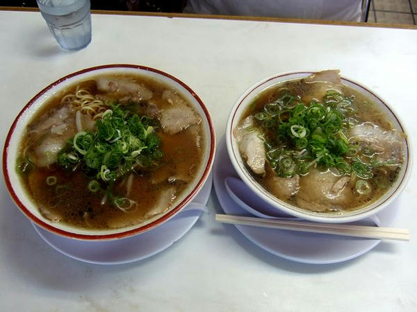 特製ラーメン（左）とラーメン650円（右）の比較