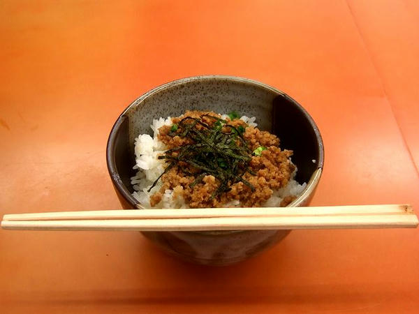 濃厚プレミアム塩とんこつ そぼろ丼セット　1,030円 のそぼろ丼