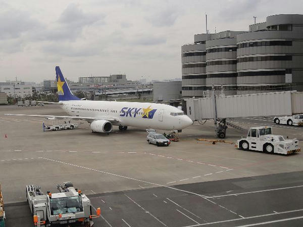 羽田空港で出発を待つスカイマーク機