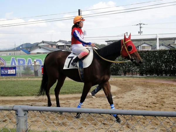 馬場入りに向かう岩永千晶騎手