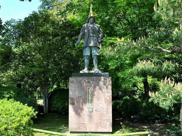 前田利家公の像