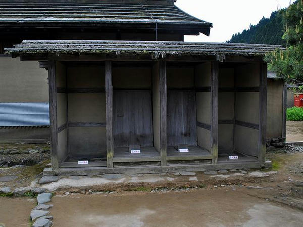 復元された武家屋敷のトイレ