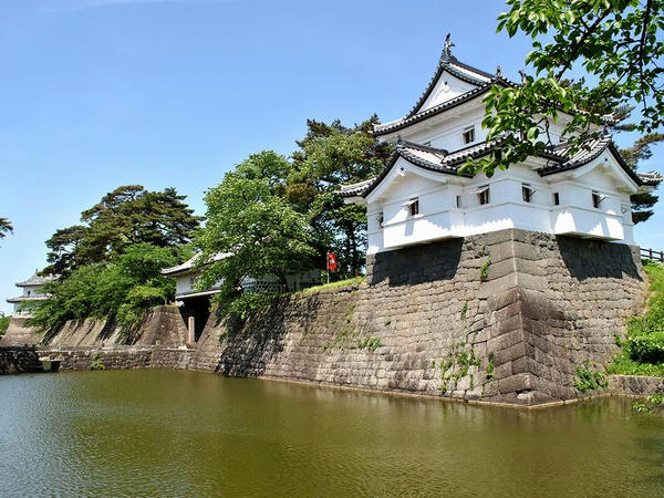 辰巳櫓と本丸表門と水堀