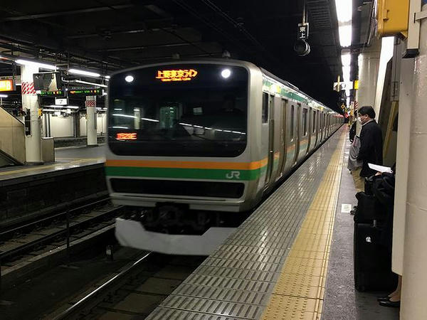 宇都宮駅に入線する熱海行き普通列車
