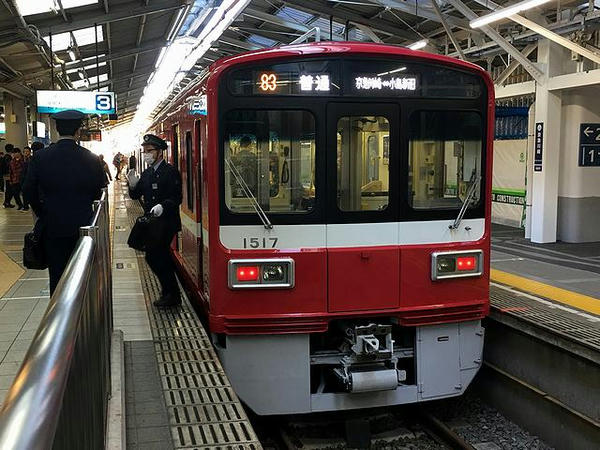 京急川崎駅で発車を待つ大師線普通列車