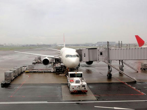 羽田空港で出発を待つJAL301便