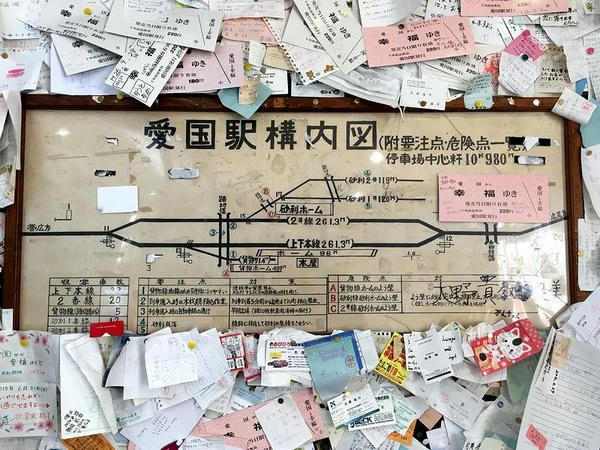 埋もれかかる構内図