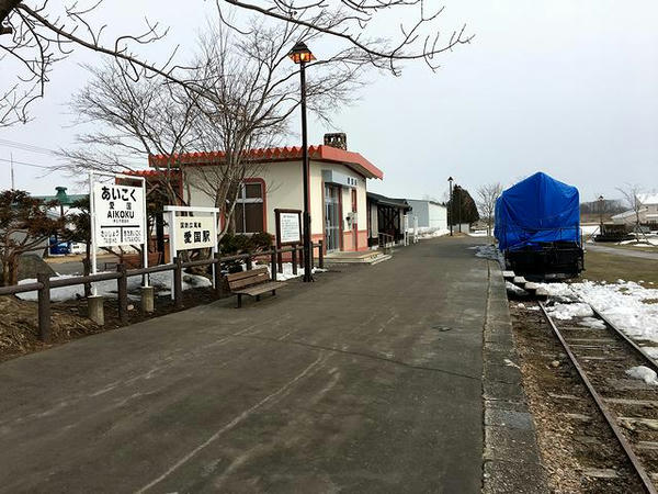 広尾方のホーム上から見た駅構内