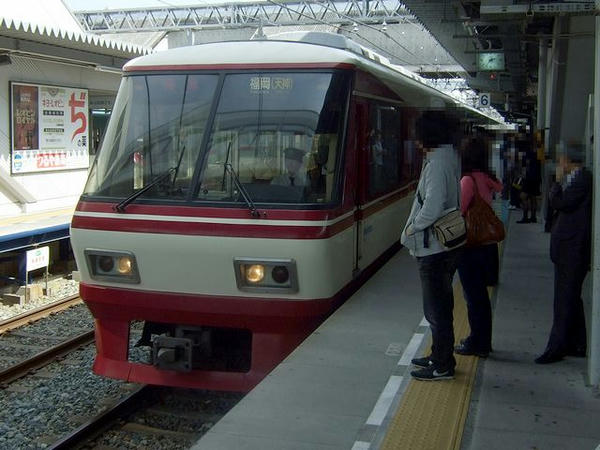 二日市駅に入線するA132特急