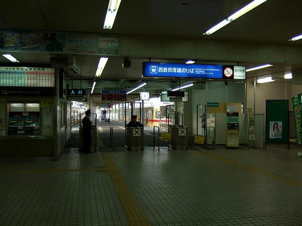 福岡市地下鉄側から観た西鉄貝塚駅改札口