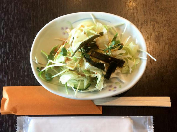 サービスのサラダ