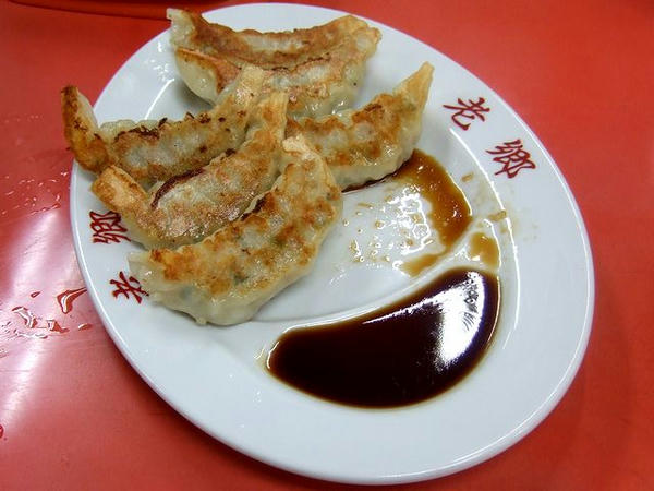 餃子 500円 ※本当は7個あります（写真は既に1ついただいた状態です…。）