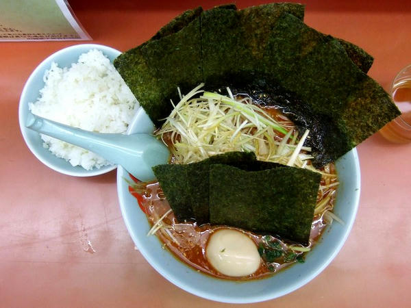 辛味噌ネギラーメン（激辛・脂普通・味薄目・麺普通） 790円 ＋ ネギ増 150円 ＋ のり 100円 ＋ 味付卵 80円 ＋ 半ライス 110円