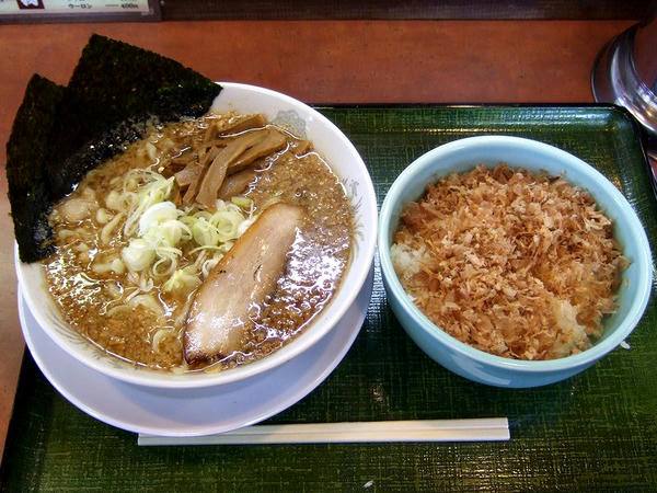 丸特ラーメン 700円 と おかかライス 200円