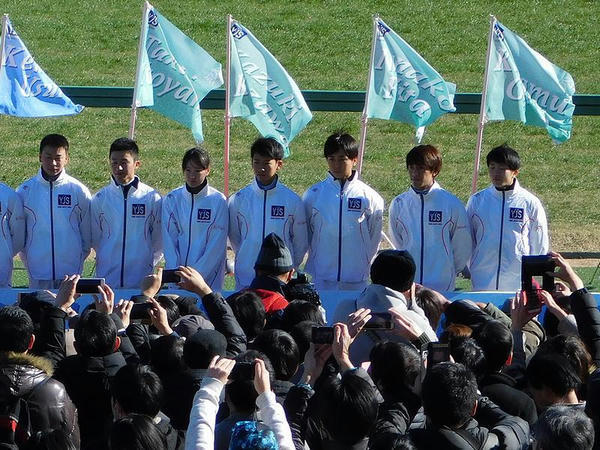 中央競馬所属騎手（左から、横山武、菊沢、藤田、荻野極、小崎、岩崎、森裕）