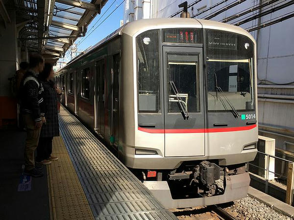 西新井駅に入ってくる中央林間行き急行列車