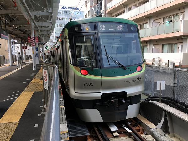 五反田駅で発車を待つ東急池上線蒲田行き各駅停車