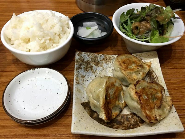 焼き餃子セット（温泉卵をミニサラダに変更） 330円