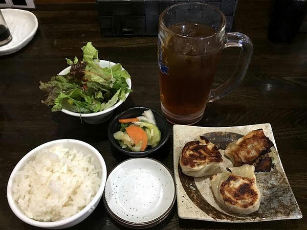 焼き餃子セット（温泉卵をミニサラダに変更） 330円