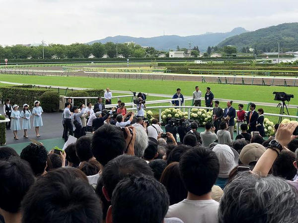 大混雑のウイナーズサークル