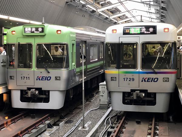 吉祥寺駅で発車を待つ2本の列車