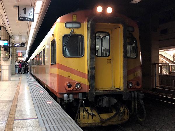 台北駅に停車中の彰化行き109次自強号