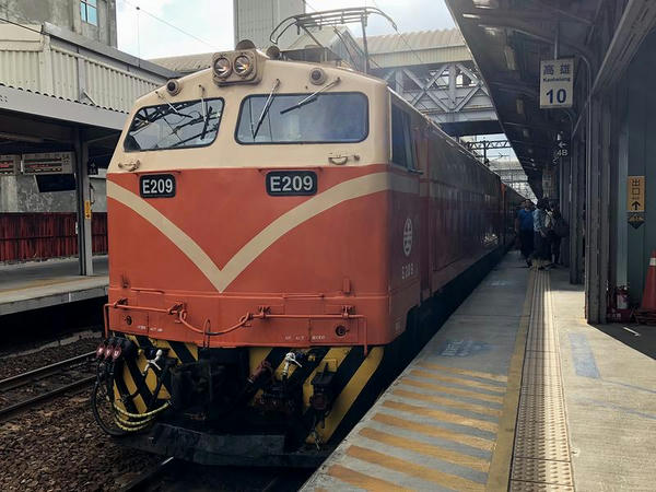 高雄駅に停車中の七堵行き506次莒光号（機関車側）