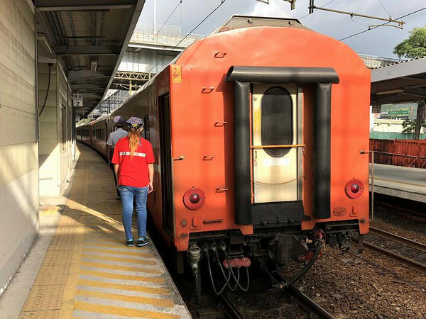 高雄駅に停車中の七堵行き506次莒光号（最後尾）