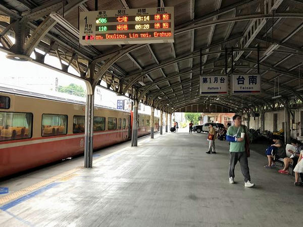 台南駅第1月台に到着した506次莒光号