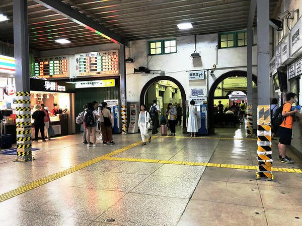 台南駅の駅舎内