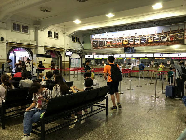 台南駅の切符売り場付近