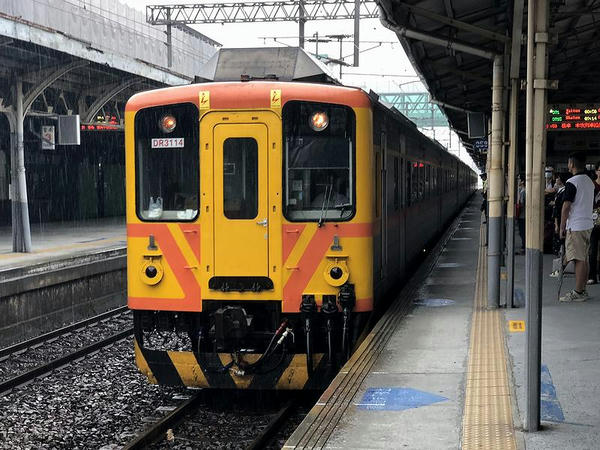 台南駅に進入する台東行き371次自強号