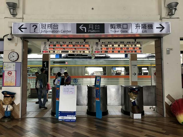 枋寮駅の改札口付近