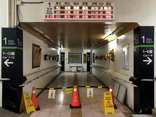 地下道の案内表示
